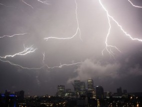 英国天气:英国全境发布雷暴警报，地图显示闪电可能发生的时间