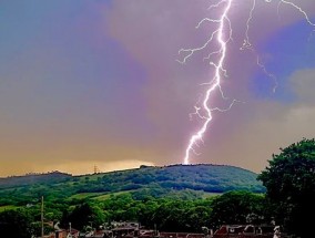 英国天气:英国气象局的长期预报称，“雷阵雨”可能会持续数周